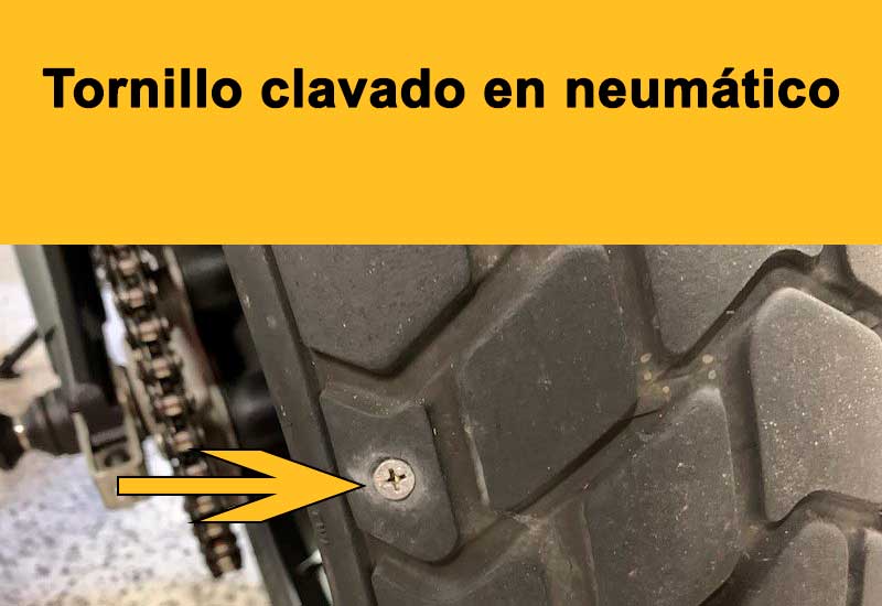 Clavo o tornillo insertado en el neumático