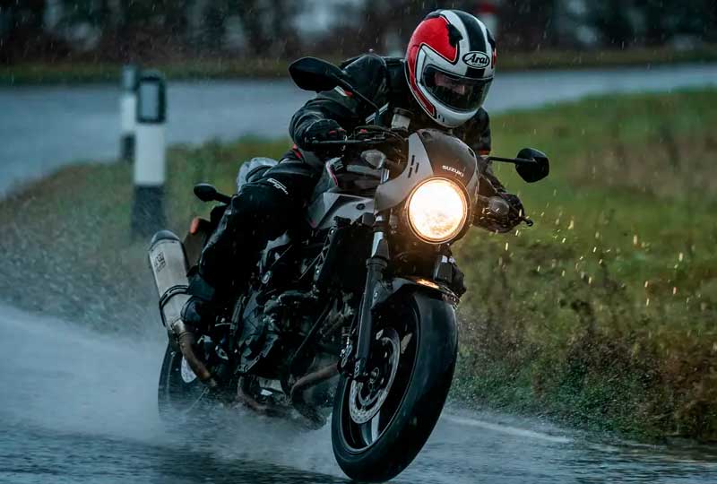 Motorista bajo la lluvia
