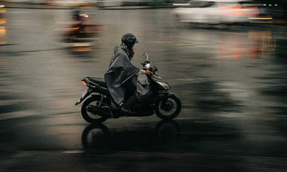 Imagen scooter bajo la lluvia