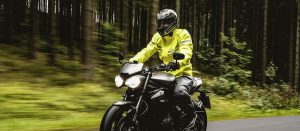 Imagen traje de agua moto